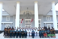 黎贵惇286号帆船工作代表团访问印尼海军学院